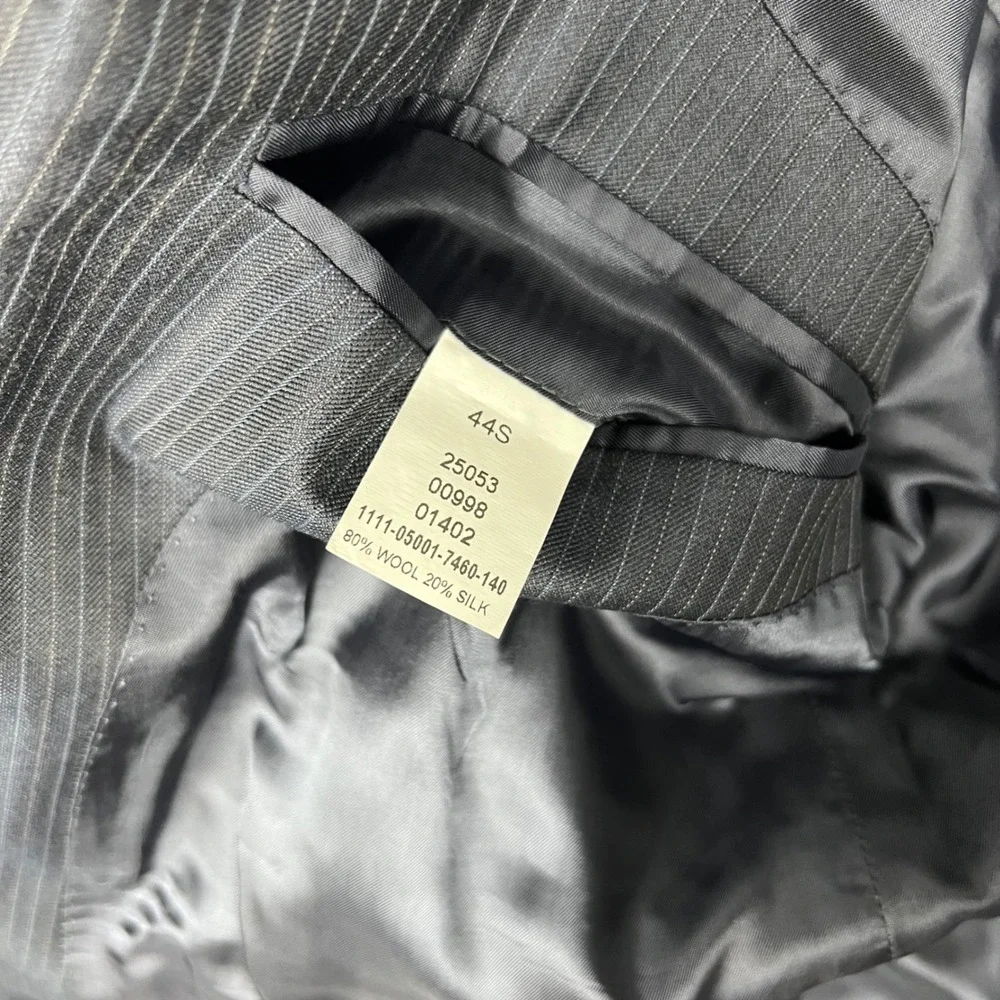Jos A Bank 2 Piece Suit Mens 44S Pleated Pants 34x29 Grey Silk Blend Pinstripe